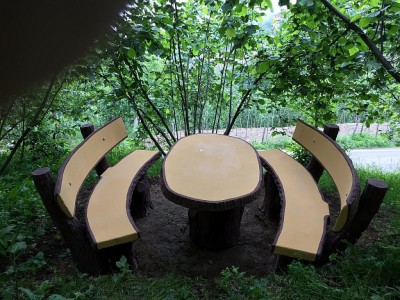 Ahşap görünümlü beton masalar